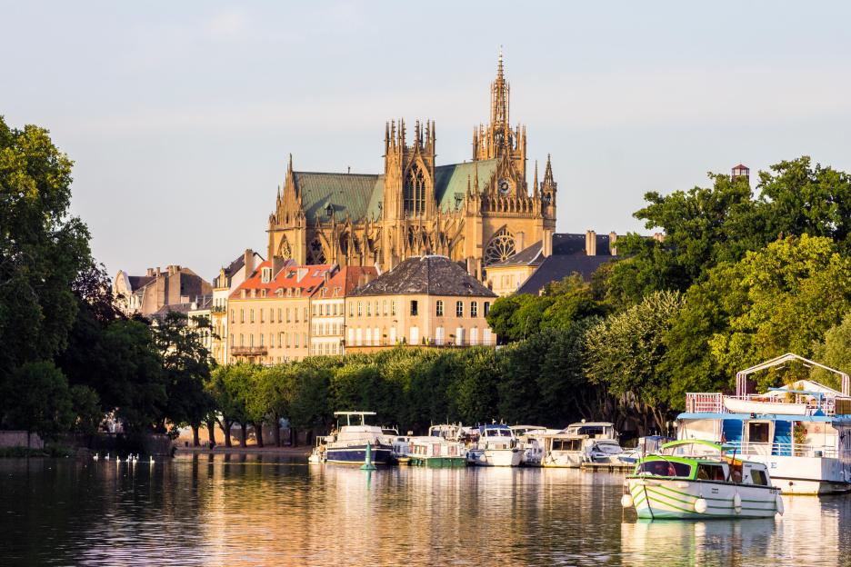 Metz Cathedral seen from afar from the Plan d'Eau, with the boats of the Port du quai des Regates in the foreground