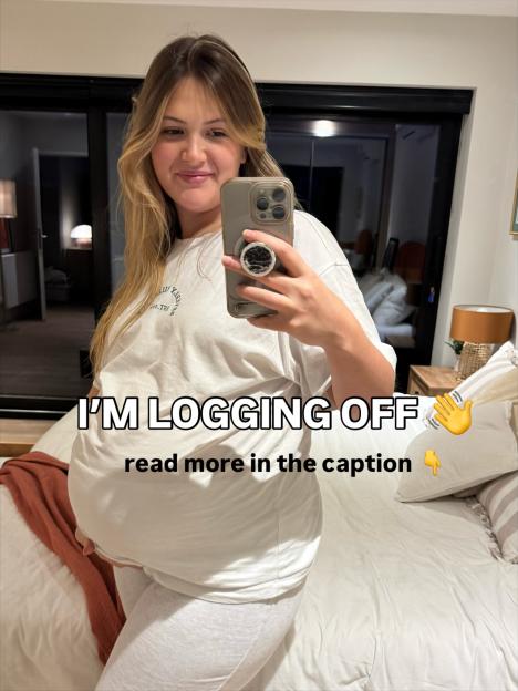 Pregnant Poppy O'Toole taking a selfie in a mirror.
