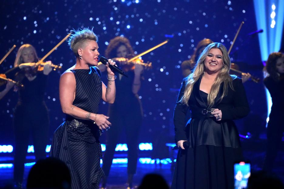 P!NK and Kelly Clarkson performing onstage at the 2023 iHeartRadio Music Awards.
