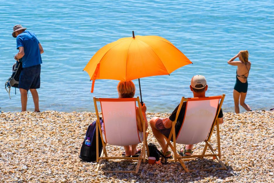 Alamy Live News. 3ET668P Lyme Regis, Dorset, UK. 21st June, 2026. UK Weather: Sunbathers and families flock to the packed beach at the seaside reesort of Lyme Reigs to bask in hot sunshine on the f...