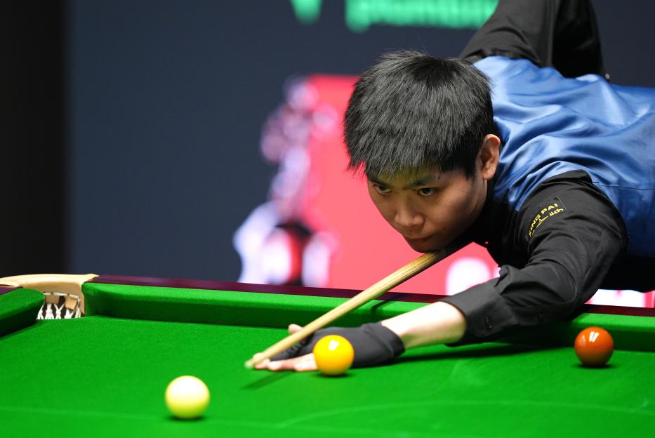 '‘Long Time No See!’ – Commentator Stunned by Ronnie O’Sullivan’s Rival’s Bold World Snooker Championship Outfit'