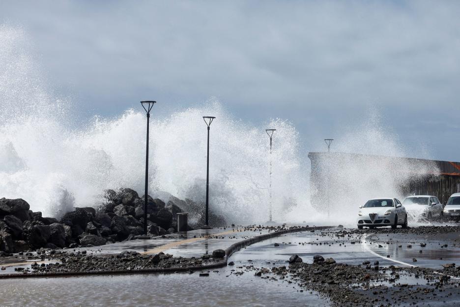 Strong waves hit Gran Canaria as Storm Therese prompts alert