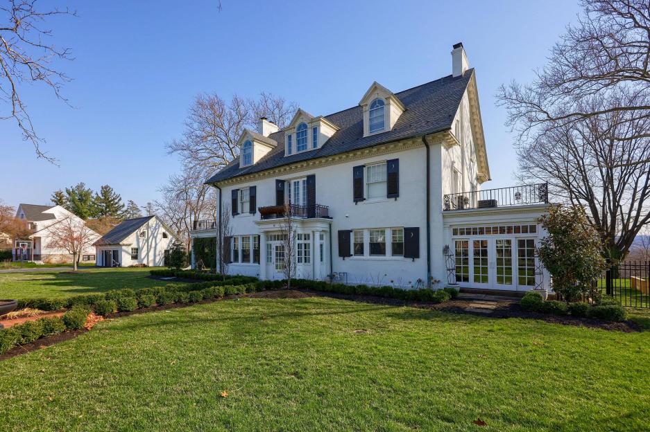 Mega Taylor Swift.s childhood home set to sell for $1 million (USD)