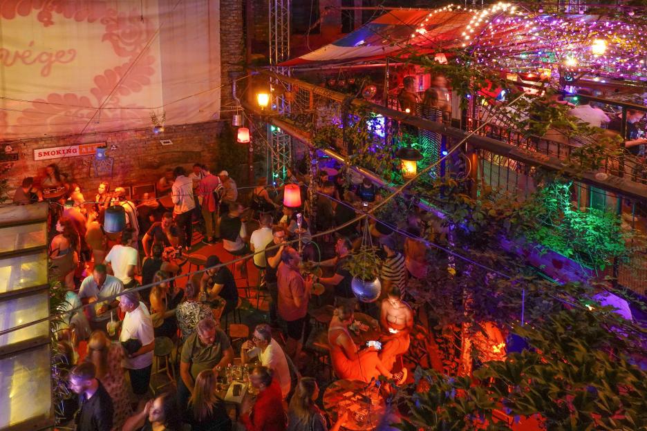 Hungary, Budapest, Szimpla Kert, Budapest's most popular Ruin bar. Ruin bars or ruin pubs are bars that were former abandoned buildings and now are an integral part of Budapest's nightlife....Photo © Fabio Mazzarella/Sintesi/Alamy Stock Photo