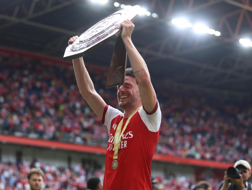 Declan Rice's Hilarious Blunder: Hits Himself in the Face with Community Shield Trophy After Thrashing Man City!
