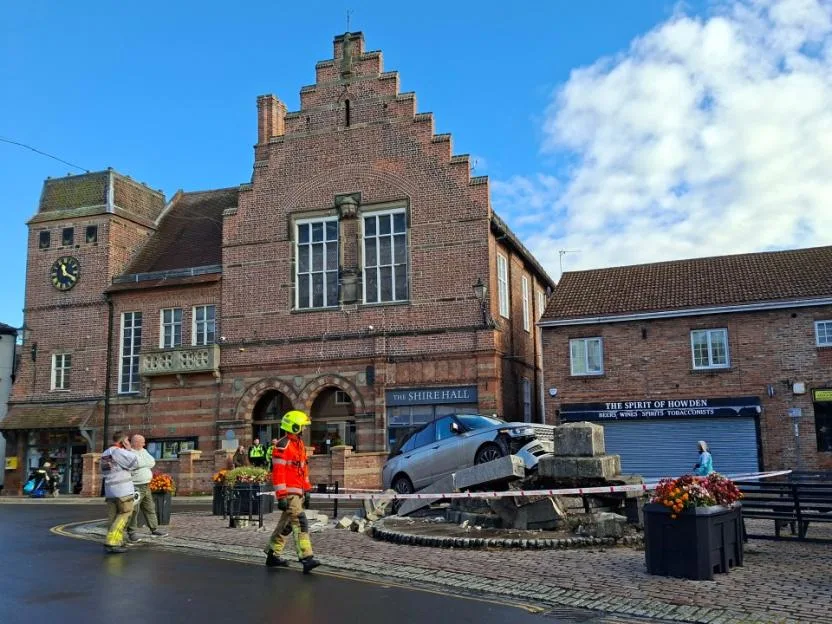 A Range Rover has mounted a paved area and crashed into the Market Cross in Howden, East Yorkshire.