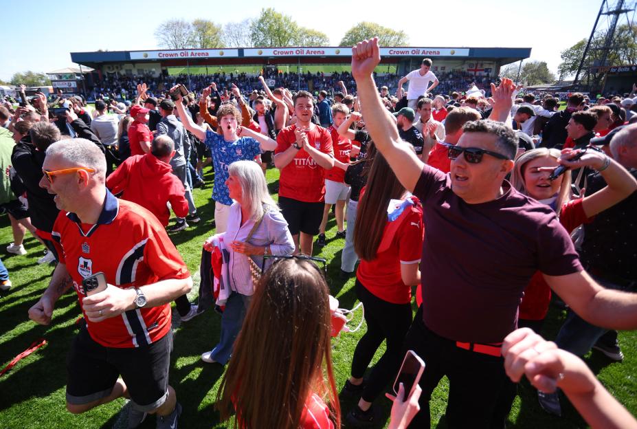York Fans Storm the Pitch After Last-Minute Goal Secures Title, Just Moments After Rochdale Fans Celebrate Premature Victory!