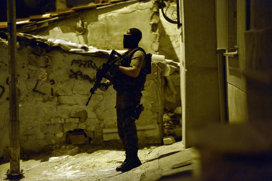 Turkish police hold an organized crime operation in Istanbul