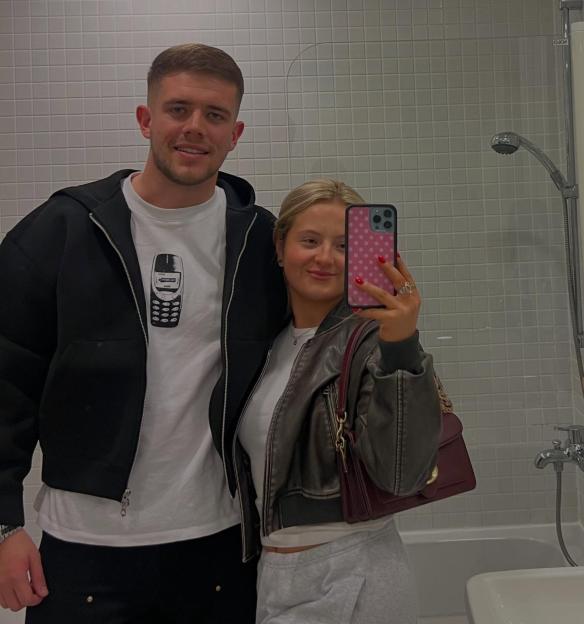 Daisy Campbell and her boyfriend Nick posing for a mirror selfie in a bathroom.