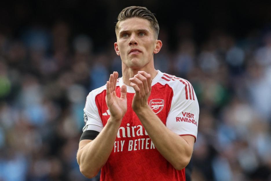 Arsenal footballer Benjamin White applauds.