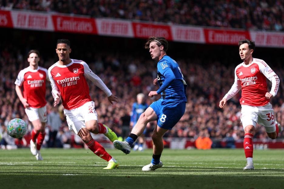 Arsenal Falls to Bournemouth 2-1: Gunners Stumble in Early Match, Reviving Man City's Title Hopes
