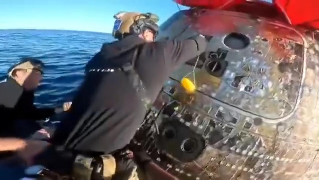 Navy Divers Celebrate as They Open Hatch and Board Artemis Capsule to Rescue Astronauts After Splashdown!