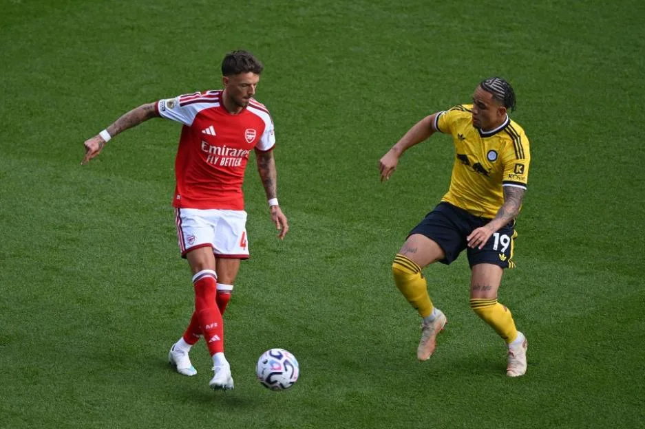 Ben White of Arsenal passes the ball under pressure from Noah Okafor of Leeds United.