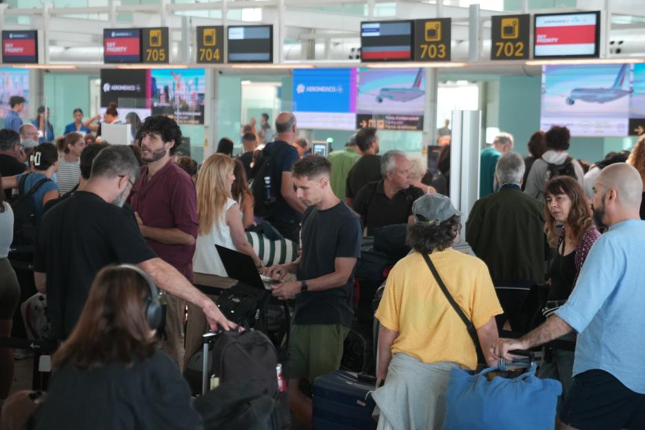 Dozens of people queuing at Josep Tarradellas Barcelona-El Prat Airport due to a ground handling staff strike.