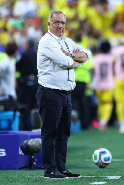The manager of Ecuador's national team, Félix Sánchez Bas, stands on the sidelines of the field during a FIFA World Cup 2026 match against Curacao.
