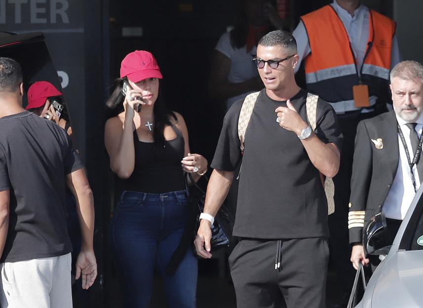 Cristiano Ronaldo in a black t-shirt and Georgina Rodriguez in a black top and jeans arrive in Mallorca.
