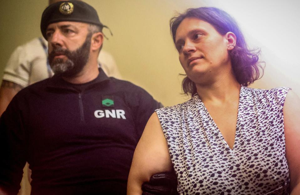 Mother and man suspected of abandoning two children are presented to court in Setubal