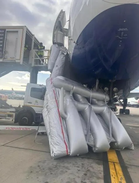 The emergency slide of a British Airways Boeing 787-10 Dreamliner deployed prematurely after landing.