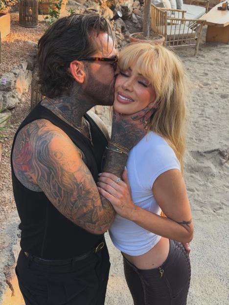Olivia Attwood and Pete Wicks share a kiss.