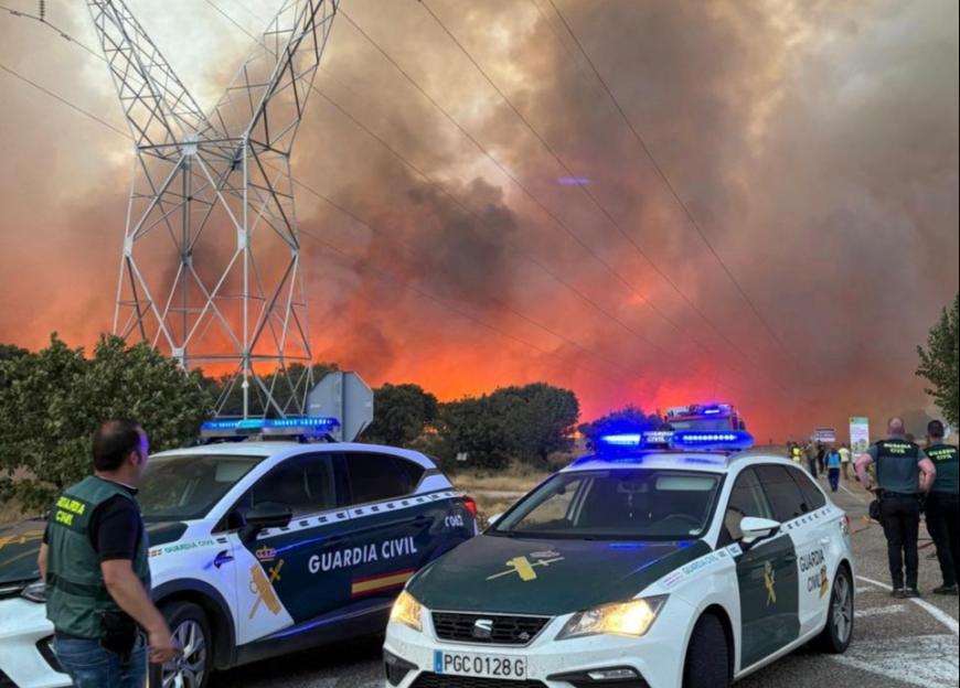 epa13141104 A handout photo made available by the Spanish Civil Guard shows Spanish Civil Guard blocking a road during a wildfire in Fermoselle, Zamora, Spain, 30 July 2026. EPA/SPANISH CIVIL GUARD...