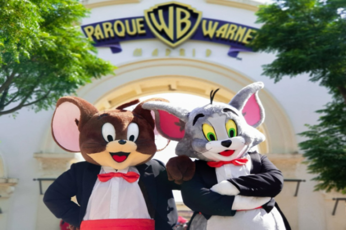 Tom and Jerry mascots in front of the Parque Warner Madrid entrance.