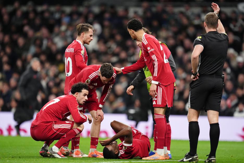 Alexander Isak Leaves the Field Injured After Scoring for Liverpool Against Tottenham