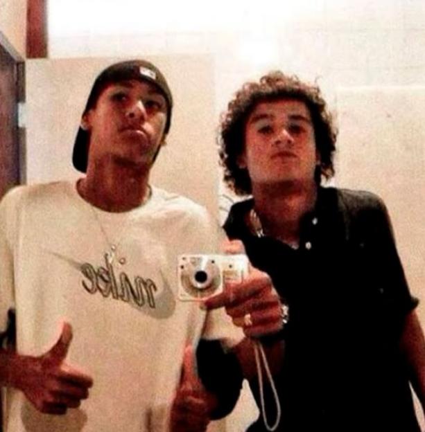 Neymar da Silva Santos Júnior and a friend taking a selfie.