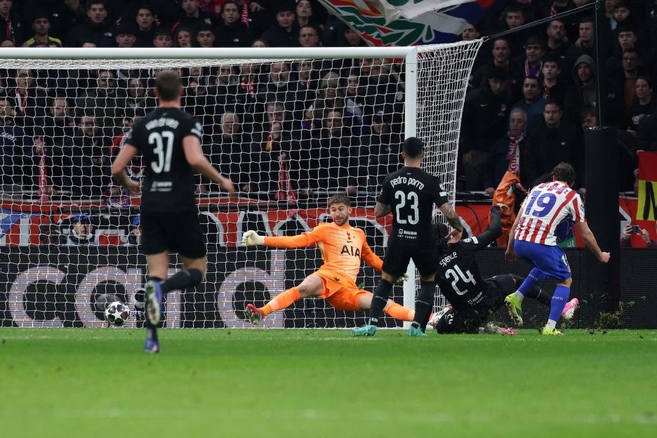 Atletico Madrid's Julian Alvarez (R) scoring a goal against Tottenham Hotspur.