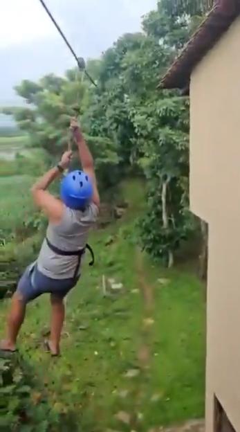 Tourist's Terrifying 40-Foot Zipline Plunge: Safety Latch Fails, Resulting in Severe Injuries