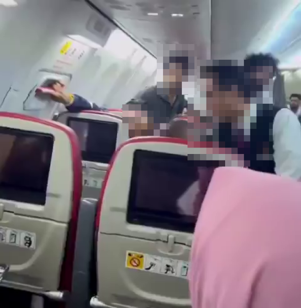 Passenger Attempts to Open Emergency Cabin Door Mid-Flight at 30,000 Feet 'Just Because'