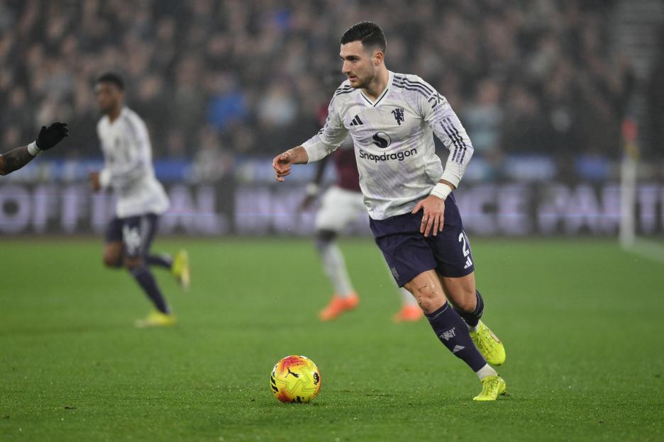 Diogo Dalot of Manchester United goes forward during the Premier League match between West Ham United and Manchester United at the London Stadium, Stratford on Tuesday 10th February 2026. (Photo: Kevin Hodgson | MI News) Credit: MI News & Sport /Alam