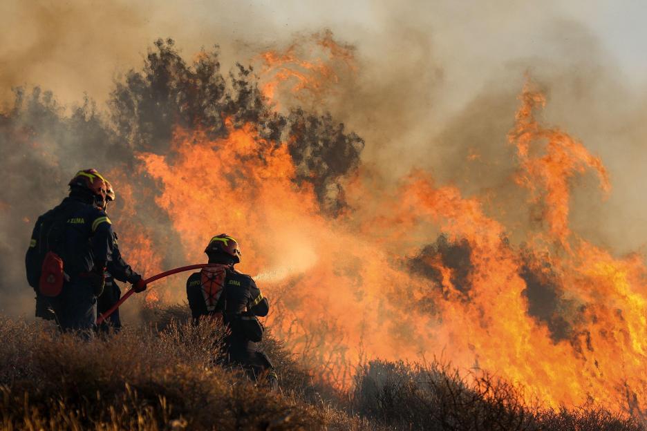 (250704) -- BEIJING, July 4, 2025 (Xinhua) -- Firefighters battle the flames that keep burning forests and farmland near Ierapetra on the island of Crete, Greece, on July 3, 2025. Two major wildfires, one on the island of Crete and another near the p