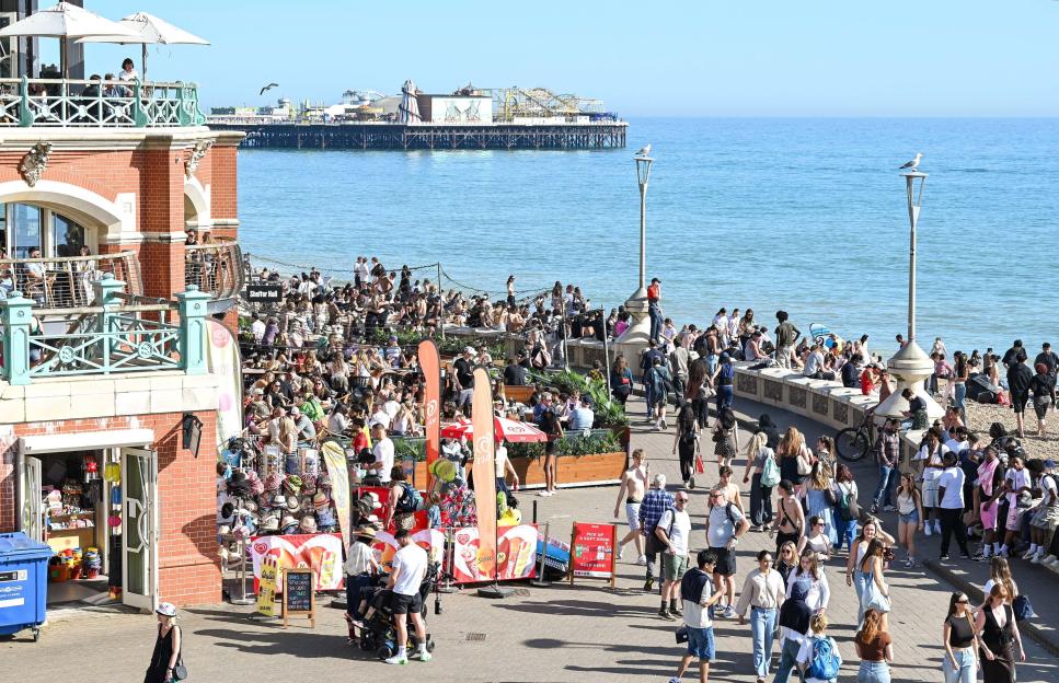 Brighton UK 8th April 2026 - Brighton seafront bars and restaurants are packed as crowds enjoy the hot sunny weather on the hottest day of the year so far with temperatures forecast to reach 25 degrees in some parts of the South East today : Credit S