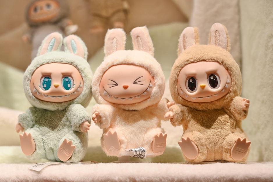 Shenzhen, Guangdong, China. 5th Oct, 2025. The LABUBU products at the pop mart of shopping mall on October 5, 2025 in Shenzhen China. (Credit Image: ¿ Kobe Li/Nexpher Images via ZUMA Press Wire) EDITORIAL USAGE ONLY! Not for Commercial USAGE!