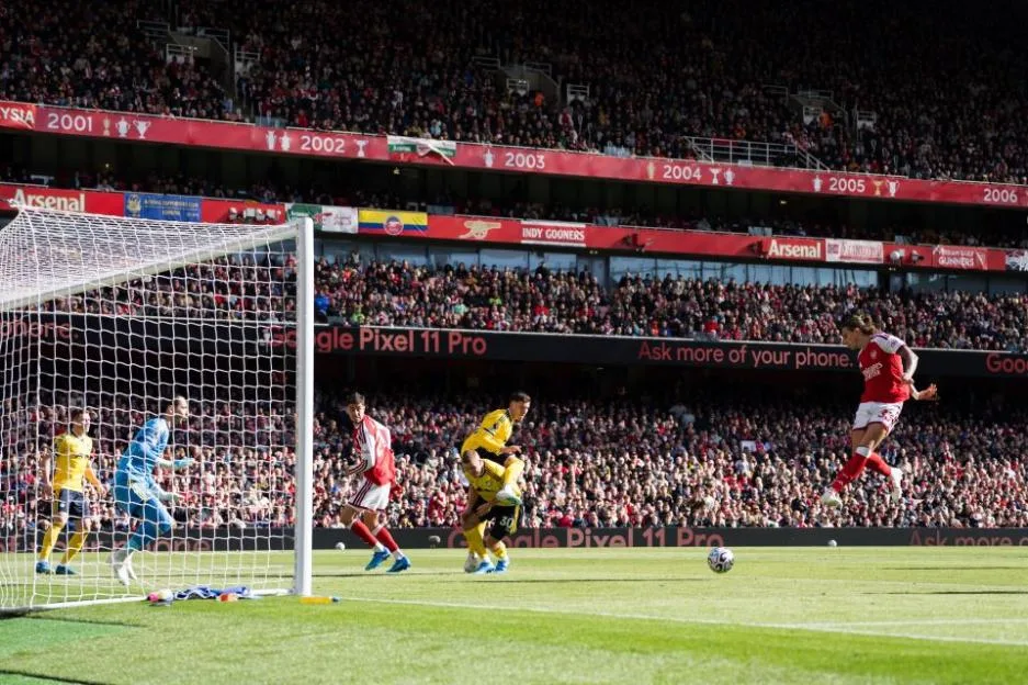 Riccardo Calafiori of Arsenal scores his team's first goal against Leeds United.