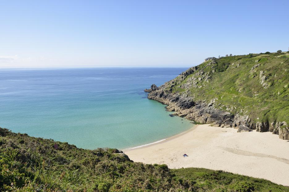 Discover the UK’s Top Holiday Hotspot: Stunning Beaches, Iconic Castles, and TV-Famous Sights Await!