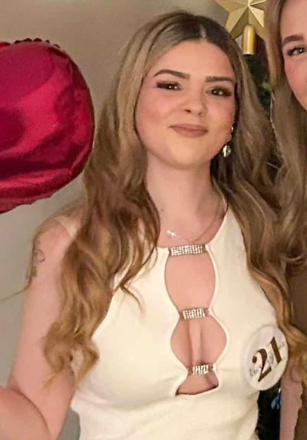 Annabelle MacKay and Ciara Pearce holding pink "21" balloons at Annabelle's 21st birthday celebration.