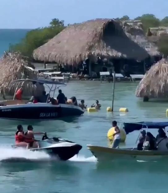“Stunning Footage: Jet Ski Collides with Sightseeing Boat, Launching Holidaymakers into the Air at Iconic Tourist Destination”