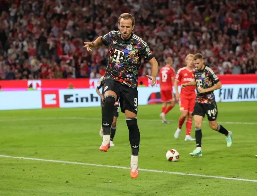 FC Bayern München player Harry Kane in action during a Bundesliga match against 1. FC Union Berlin.