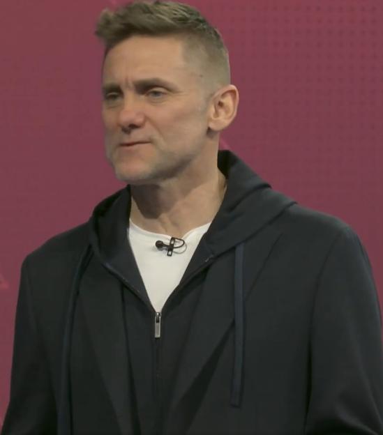 'Fans Roast Rob Green's 'Truly Atrocious' Outfit During Chelsea vs West Ham Live on Sky Sports!'