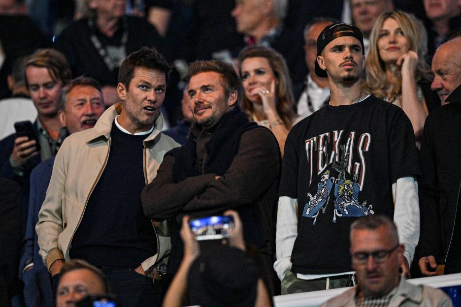 St Andrews, Birmingham, West Midlands, UK. 16th September 2024; St Andrews, Birmingham, West Midlands, England; EFL League One Football, Birmingham City versus Wrexham; Tom Brady talks to David Beckham as Romeo Beckham watches the players warm up Cre