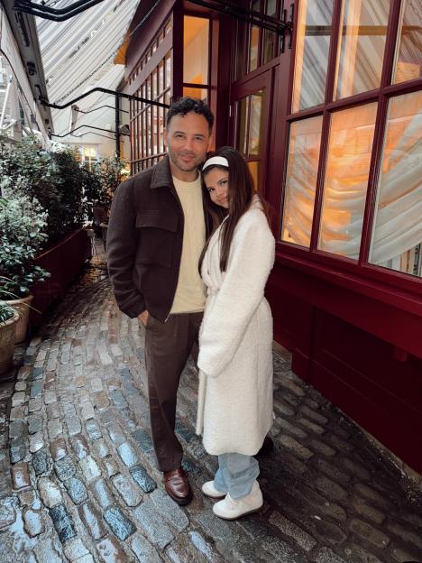 Ryan Thomas and daughter Scarlett pose together.