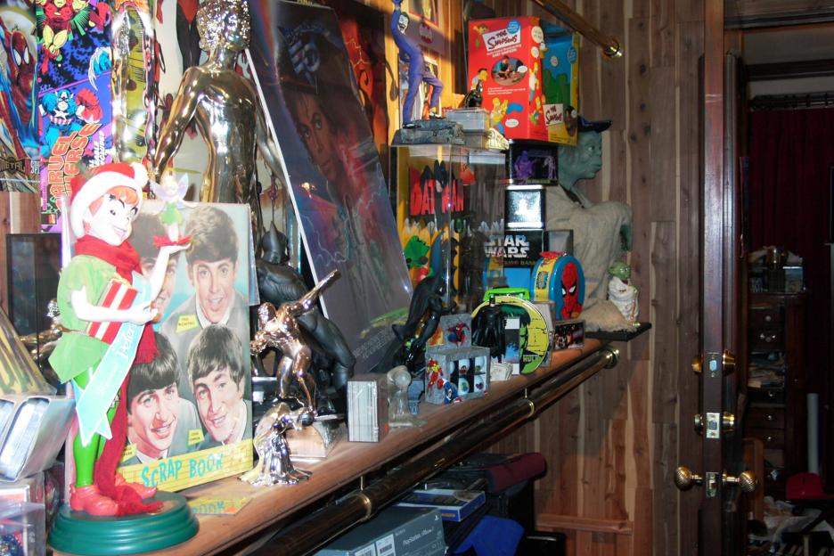 Investigators search Michael Jackson's Neverland Home in 2004