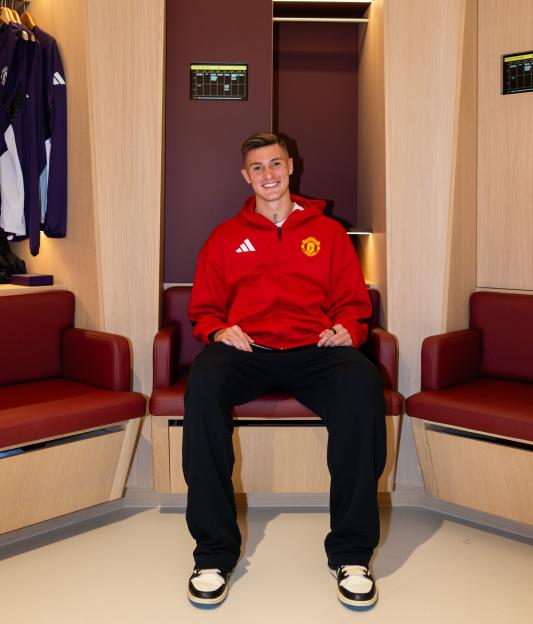 Benjamin Sesko of Manchester United in the team's locker room.