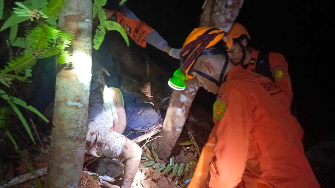 8 killed in helicopter crash in Indonesia