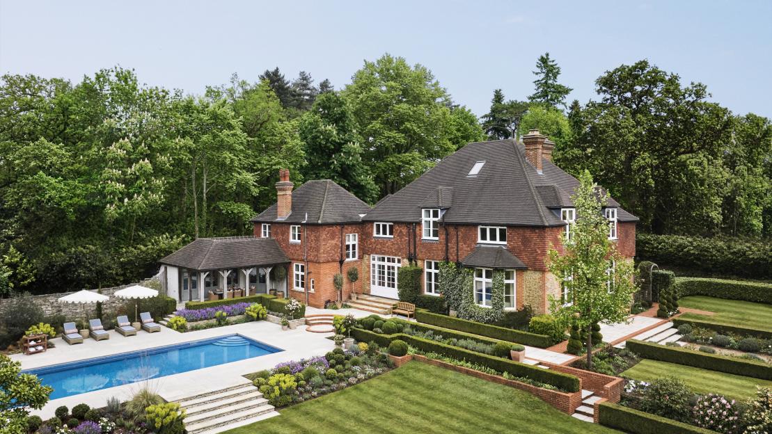 Former milkman who won ¿4M home doesn't buy round and plans 'mini Wimbledon'
