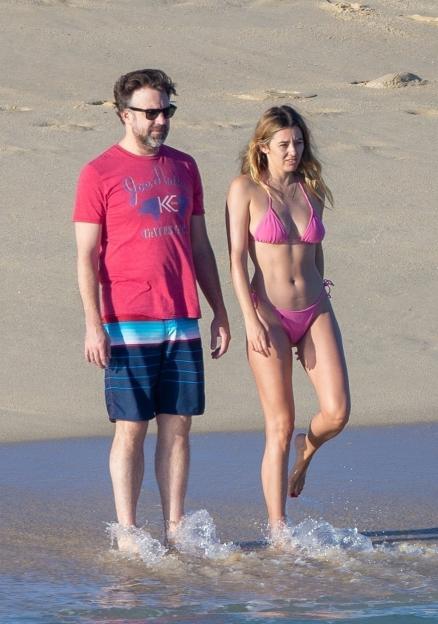 *PREMIUM-EXCLUSIVE* STRICTLY NOT AVAILABLE FOR ONLINE USAGE UNTIL 01:30 AM UK TIME ON 25/11/2021 - MUST CALL FOR PRICING BEFORE USAGE - Hot New Couple Alert! Jason Sudekis and Keeley Hazell put on a sweet PDA display in Cabo! *PICTURES TAKEN ON