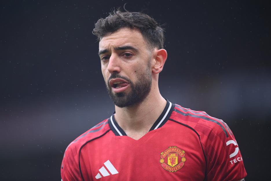 Bruno Fernandes playing for Manchester United against Aston Villa.