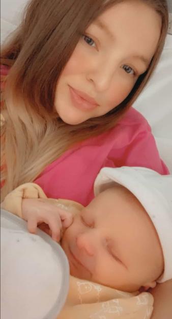 Chelsea Hammill holding her son, Dax.