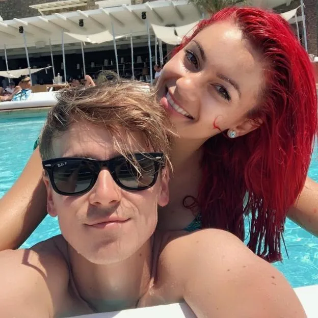 Diane Buswell and Joe Sugg poolside